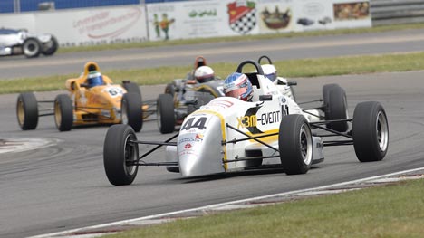 Lørdagens heat i Formel Ford bød på en intens kamp om tredjepladsen mellem bl.a. Søren Zylauv (44), Johan Karlsson, Kim Mortensen og Vibe Smed (53)